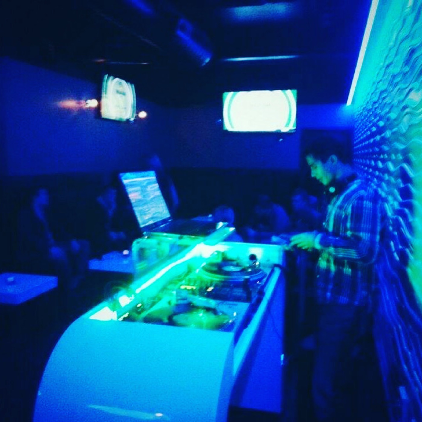Cabina MÖDEK en un club nocturno