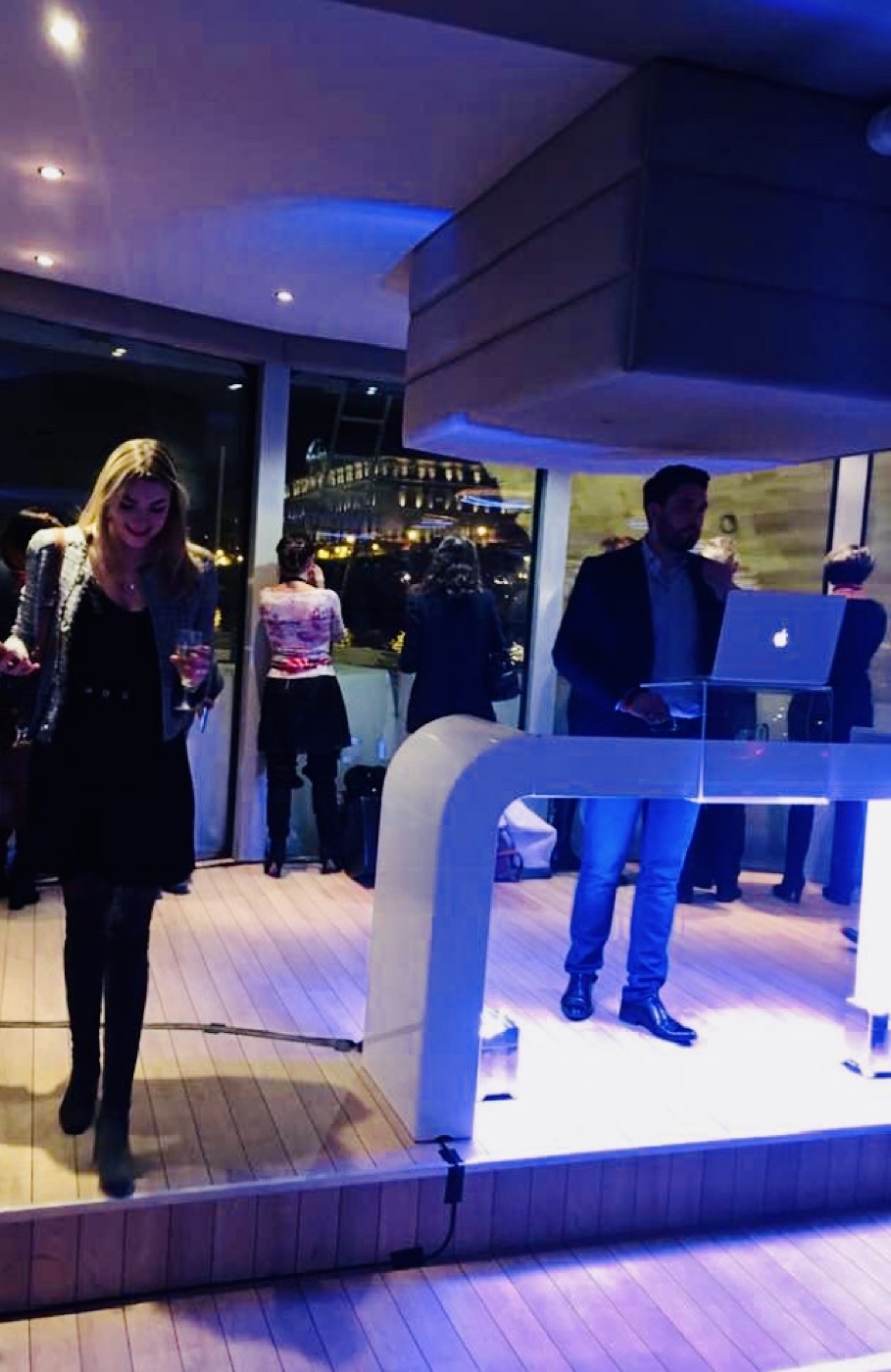 Cabina MÖDEK en una fiesta en yate con vistas a la ciudad
