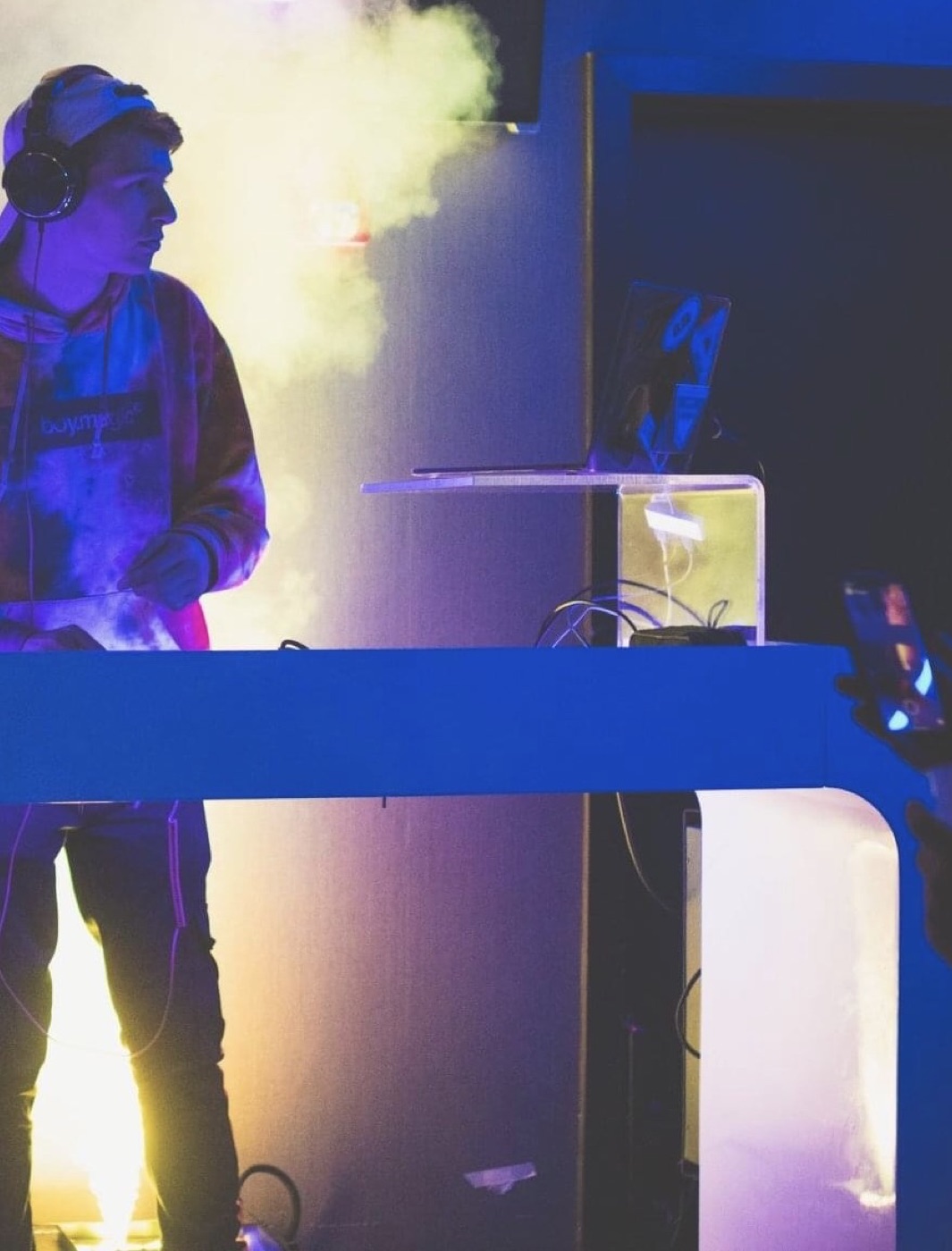DJs con cabina MÖDEK en una sesión de club con efectos de humo