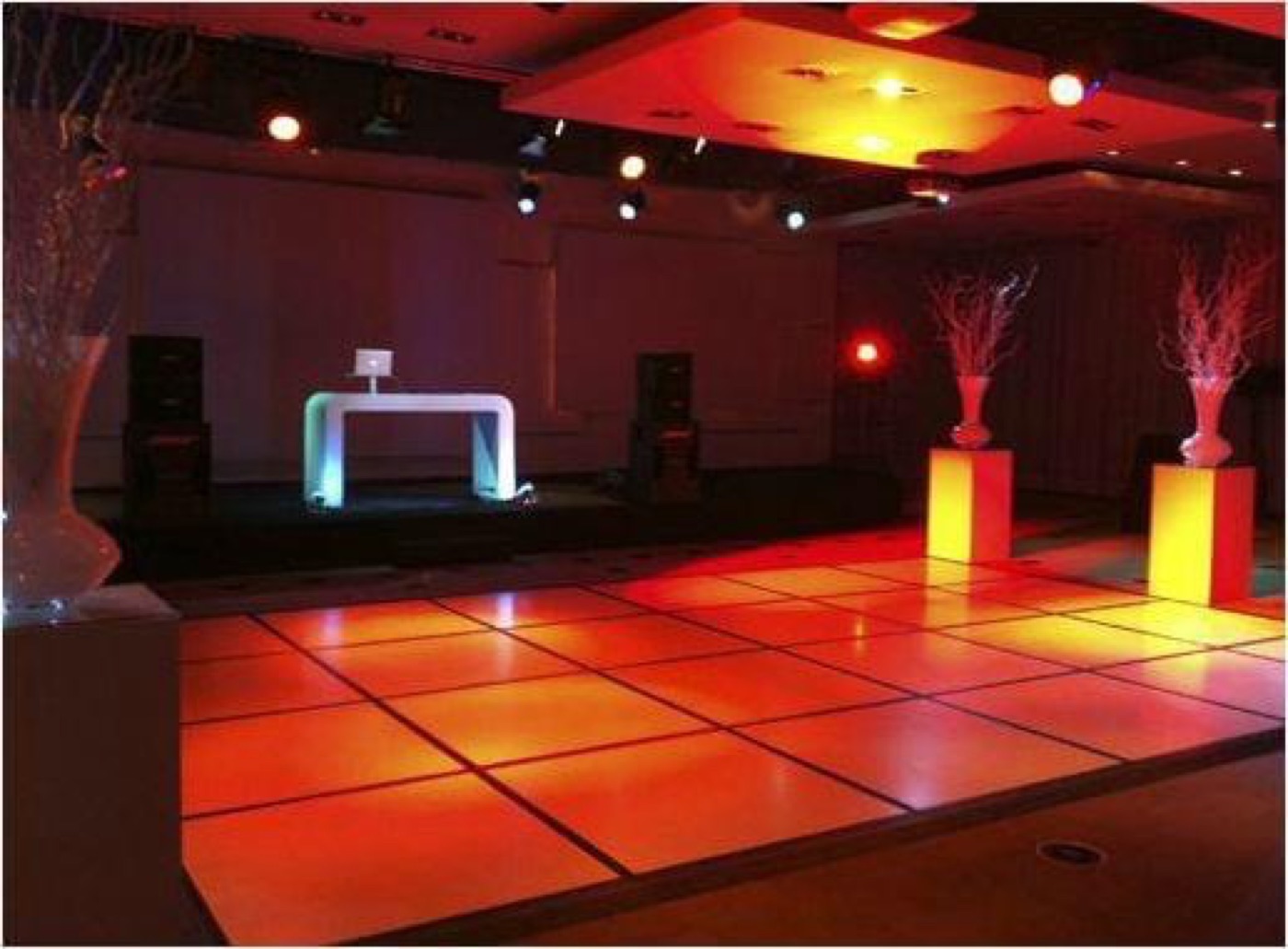 Cabina MÖDEK preparada en un salón de eventos