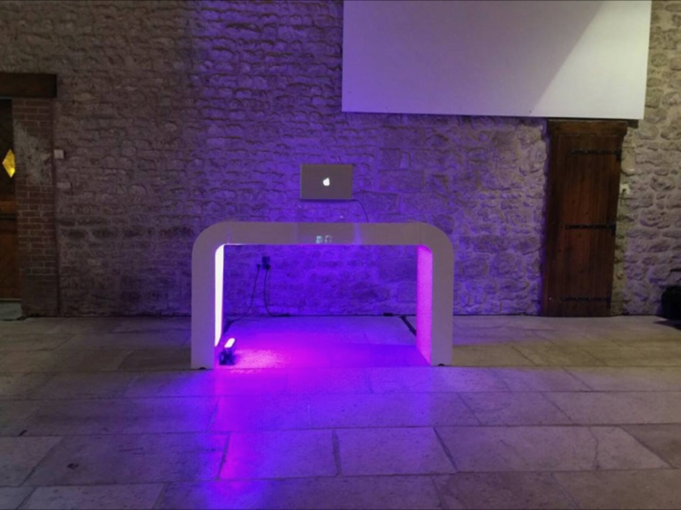 Cabina MÖDEK en un evento en un espacio histórico de piedra